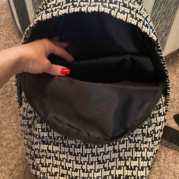 Essentials backpack - Picture 2 of 5